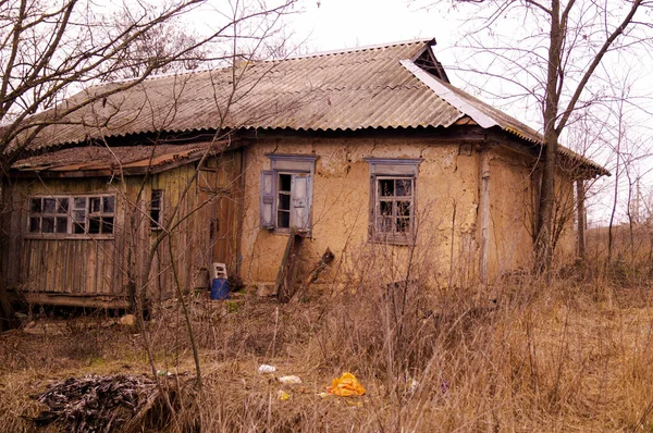 Stary Zrujnowany Wiejski Dom Opuszczone Wiejskie Podwórko Rama Okienna Stłuczone — Zdjęcie stockowe