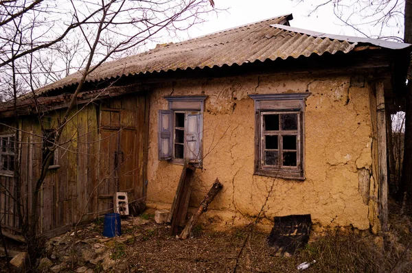 Velha Casa Aldeia Arruinada Pátio Rural Abandonado Quadro Janela Vidro — Fotografia de Stock