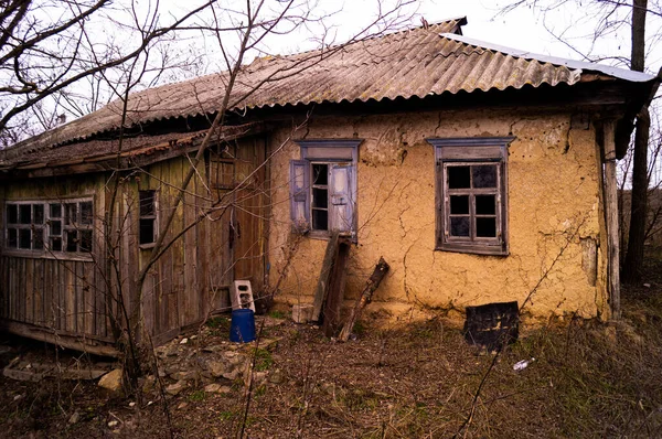 Eski harabe köy evi. Terk edilmiş kırsal bölge. Pencere çerçevesi, kırık cam, soyulmuş boya..