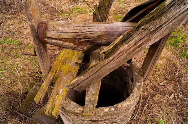 Eski, terk edilmiş ve iyi yok edilmiş. Köyde terk edilmiş bir kaynak var..