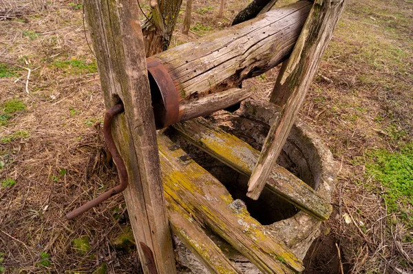 Vieux Abandonné Bien Détruit Source Abandonnée Dans Village — Photo