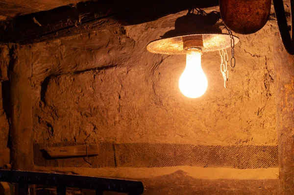 Eski bir evde parlak bir lamba. Klasik tavan lambası ve eski büyük lamba. Eski kırsal ahır.