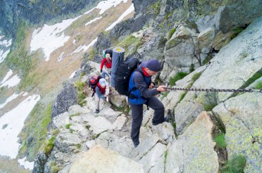 Zakopane, malopolskie woj / Poland - 15 Eylül 2018: Dağlardaki insanlar. Gezginler. Kartalın yolu. Ferrata yoluyla. orla perc.