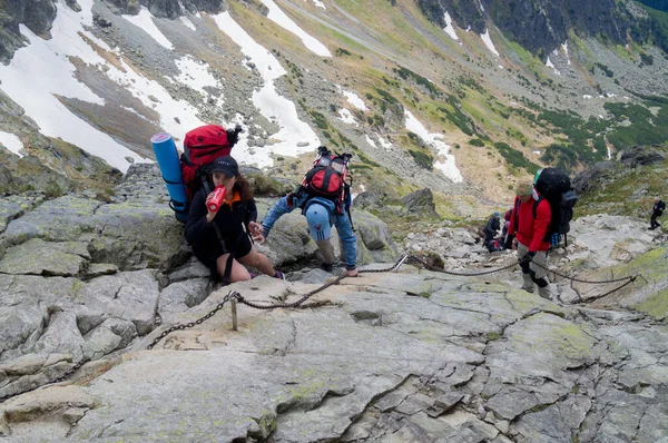 Zakopane, malopolskie woj / Poland - 15 Eylül 2018: Dağlardaki insanlar. Gezginler. Kartalın yolu. Ferrata yoluyla. orla perc.