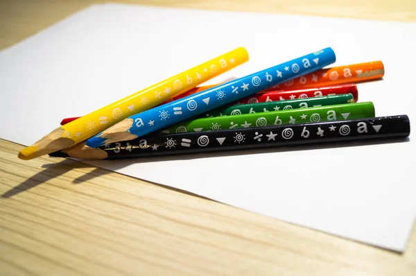 Kolorowe Ołówki Aplikacje Dziecięca Robota Ręczna Przedszkola Artykuły Piśmienne — Zdjęcie stockowe