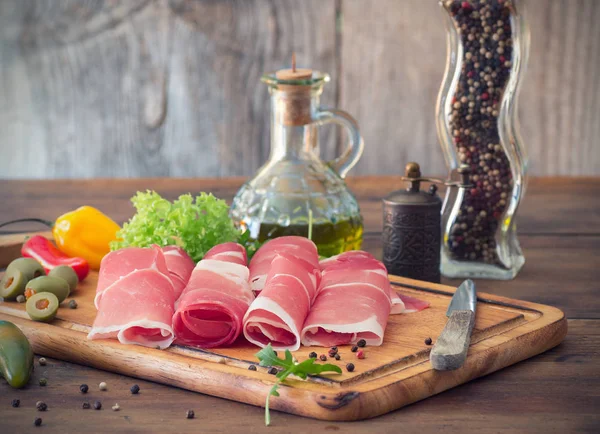 Jamón en rodajas en la mesa —  Fotos de Stock