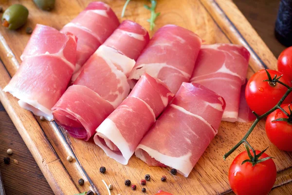 Plakjes prosciutto op tafel — Stockfoto