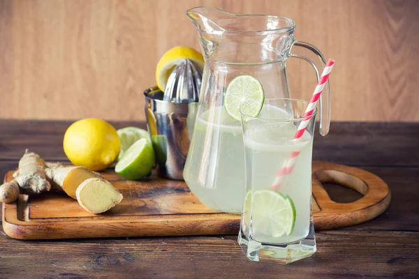 Zelfgemaakte limonade met gember — Stockfoto