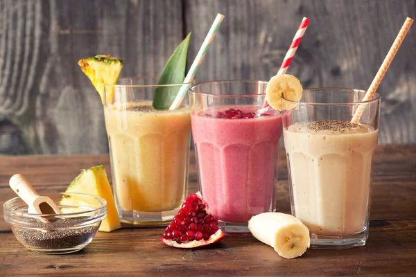 Smoothie com semente de chia na mesa de madeira — Fotografia de Stock