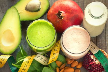 İki taze karışık meyve smoothies