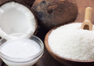 Hindistan cevizi yağı ve hindistan cevizi.