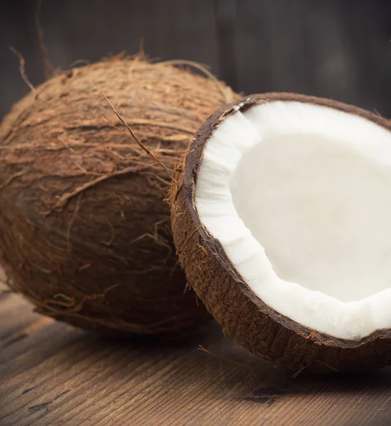 Coco sobre un fondo de madera — Foto de Stock