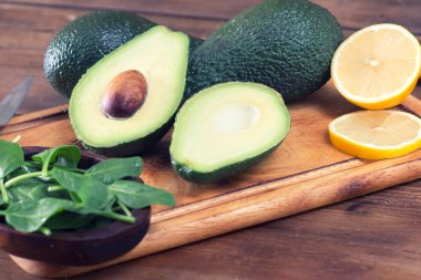 Organik sebze kesme tahtası üzerinde