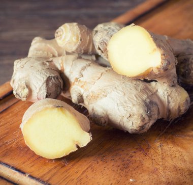dilimlenmiş zencefil kökü