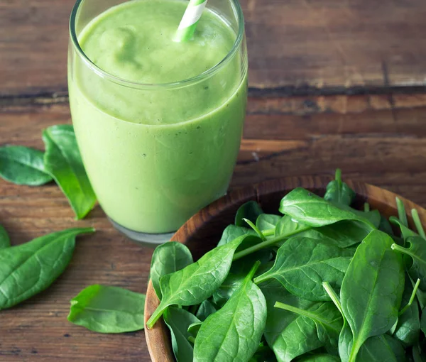 Smoothie mit frischem Spinat — Stockfoto