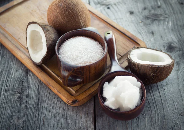 Kokosový olej a uzemněné kokosové vločky — Stock fotografie