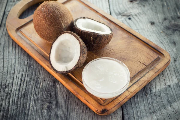 Свежие кокосовое и кокосовое масло — стоковое фото