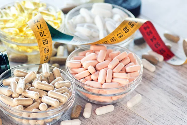 Nahrungsergänzungsmittel in Kapseln und Tabletten Stockbild