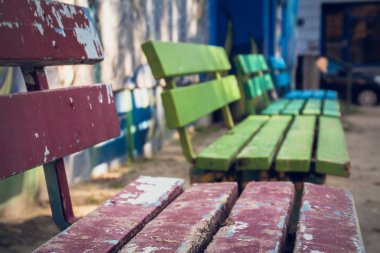 Ahşap sıra gökkuşağı bankları