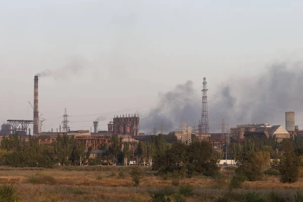 Foto de una planta metalúrgica ahumada —  Fotos de Stock