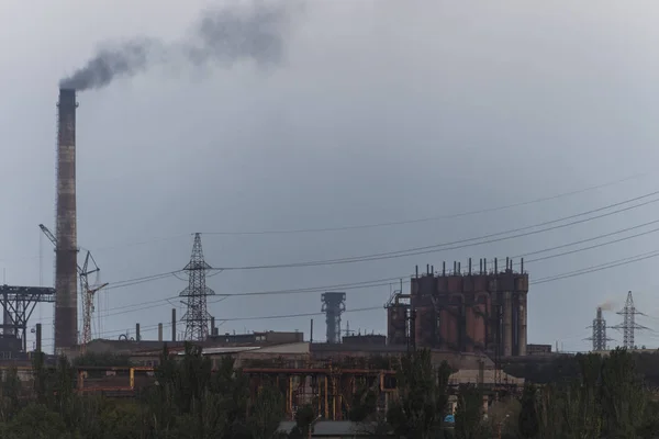 Vista aérea da fábrica Tata Steel com chaminés fumegantes na