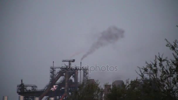 Video av en rökig metallurgical växten — Stockvideo