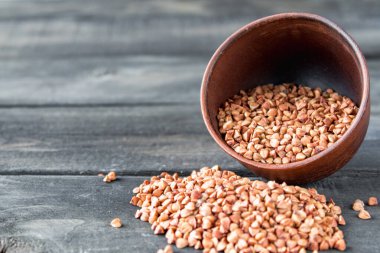 Eski tahtalardaki bir kasede pişmemiş karabuğday. Karabuğday yemek pişirmek için kullanılır..