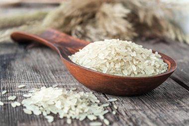 Üzerinde tahta kaşık olan beyaz pirinç. Yasemin pilavı..