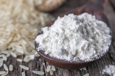 Pirinç unu eski tahtalarda beyaz pirincin yanında..