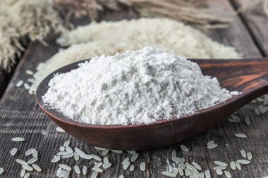 Pirinç unu eski tahtalarda beyaz pirincin yanında..