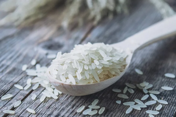 Üzerinde tahta kaşık olan beyaz pirinç. Yasemin pilavı..