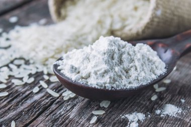 Pirinç unu eski tahtalarda beyaz pirincin yanında..