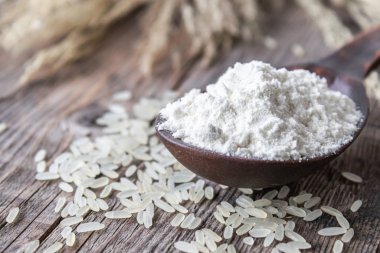 Pirinç unu eski tahtalarda beyaz pirincin yanında..