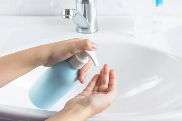 Niño Lava Las Manos Cerca Lavabo Blanco Concepto Higiene Desinfección — Foto de Stock