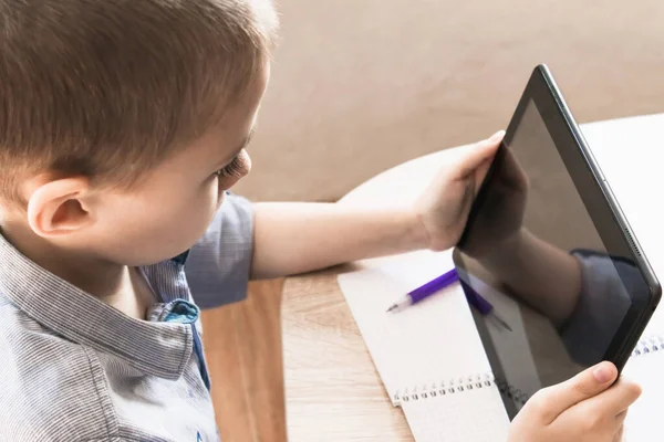 Uma Criança Está Aprendendo Lições Ensino Distância Tablet Conceito Ensino — Fotografia de Stock