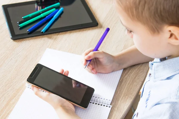 Uma Criança Está Aprendendo Lições Ensino Distância Telefone Celular Conceito — Fotografia de Stock
