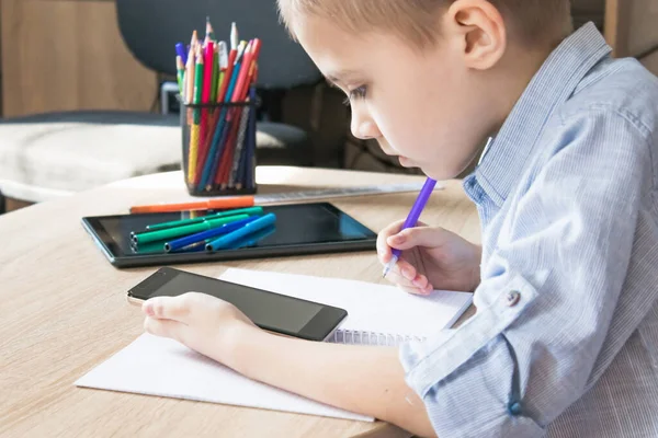 Uma Criança Está Aprendendo Lições Ensino Distância Telefone Celular Conceito — Fotografia de Stock