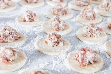 Hamurlu kıyma, ev yapımı hamur köftesi yapma süreci. Rus yemeği.