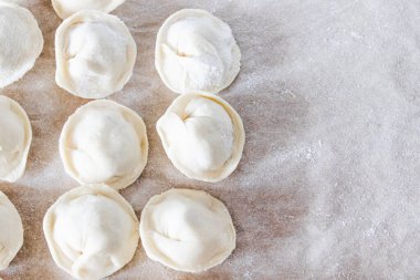 Masada kıymalı çiğ hamur köftesi. Ev yapımı hamur tatlısı yapma süreci. Rus ulusal yemeği.