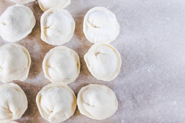 Masada kıymalı çiğ hamur köftesi. Ev yapımı hamur tatlısı yapma süreci. Rus ulusal yemeği.