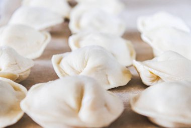 Masada kıymalı çiğ hamur köftesi. Ev yapımı hamur tatlısı yapma süreci. Rus ulusal yemeği.