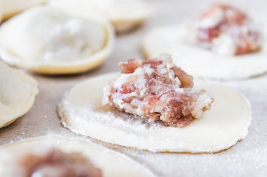 Ev yapımı hamur tatlısı yapma süreci. Hamur üzerinde kıyma, ev yapımı hamur köftesi yapma süreci. Rus yemeği.