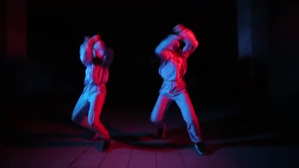 Dueto Meninas Bonitas Dançando Hip Hop Dança Rua Estúdio Fundo — Vídeo de Stock