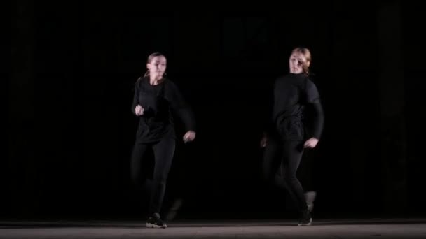 Дует Молодих Красивих Жінок Танцюють Хіп Хоп Вуличні Танці Чорному — стокове відео