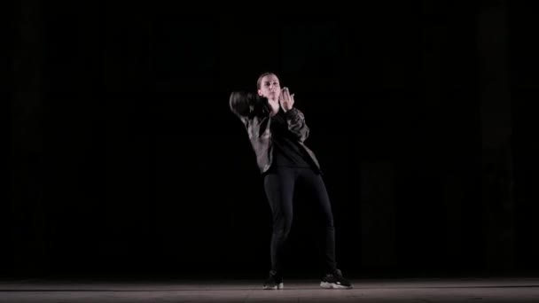 Νεαρή Όμορφη Κοπέλα Που Χορεύει Hip Hop Street Dancing Στο — Αρχείο Βίντεο