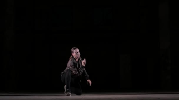 年轻漂亮的姑娘跳嘻哈舞 在黑漆漆的工作室里街头跳舞 与世隔绝 — 图库视频影像