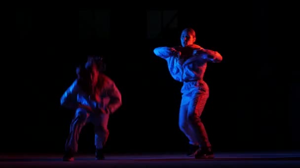 Dueto Meninas Bonitas Dançando Hip Hop Dança Rua Estúdio Fundo — Vídeo de Stock