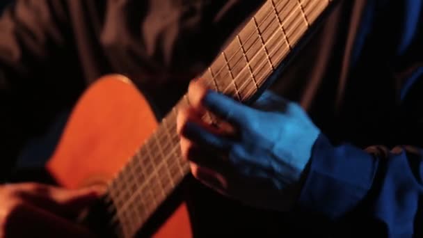 ギターの弦と指板と手を閉じて ミュージシャンがアコースティックギターを演奏し 孤立して — ストック動画