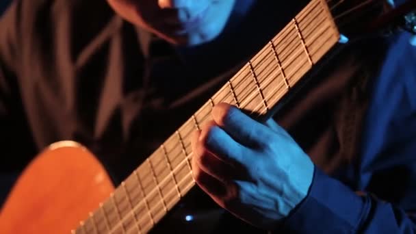 Hombre Magistralmente Toca Guitarra Acústica Primer Plano Cuerdas Guitarra Diapasón — Vídeo de stock