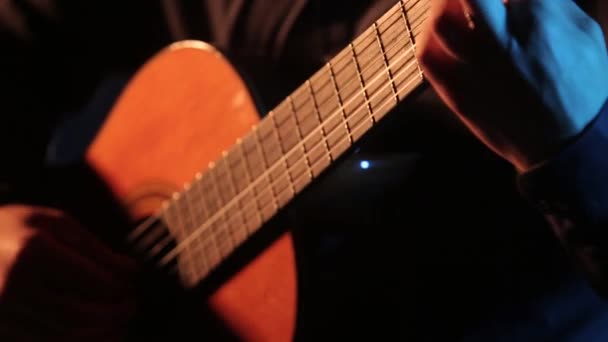 Homem Magistralmente Toca Guitarra Acústica Close Cordas Guitarra Fretboard Isolado — Vídeo de Stock